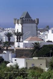 Image du Maroc Professionnelle de  Vue sur l'ancienne fortification Portugaise construite XVIe siècle au milieu de la Kasbah d'Asilah, ville du nord du Maroc sur l'océan Atlantique à 40 km au sud de Tanger, Vendredi 9 Août 2002. (Photo / Abdeljalil Bounhar)